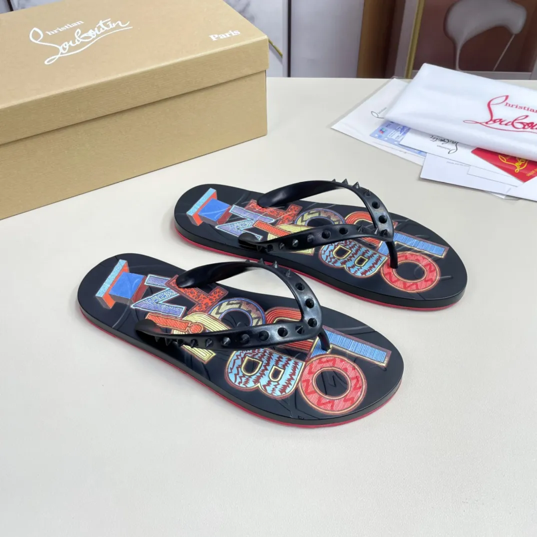 [CL red sole shoes] P: 280💰 size 38-45 Men’s classic slippers, made on the official website 1:1, the original factory specializes in original materials ➖ OEM 3D printing pattern production ➖ Original ultra-light anti-slip outsole. Super fashionable and super comfortable, handsome on the feet, a must-have for men in summer! !